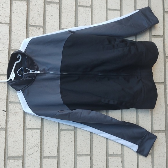 Gray Jacket* - Picture 3 of 9